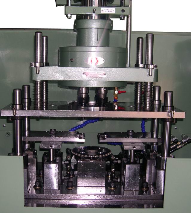 自動鉆孔機(jī)加多軸模具組合1
