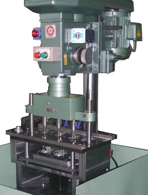 自動攻牙機(jī)加多軸模具組合