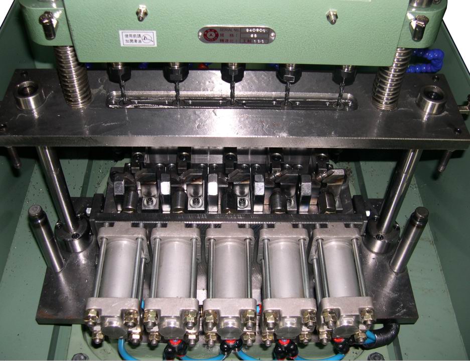 自動鉆孔機(jī)加多軸模具組合3